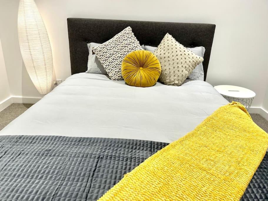Wow New Gorgeous 2 Bed 2 Bath Parking Apartment Sydney