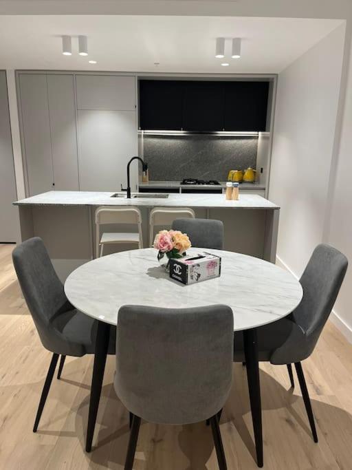 Wow New Gorgeous 2 Bed 2 Bath Parking Apartment Sydney