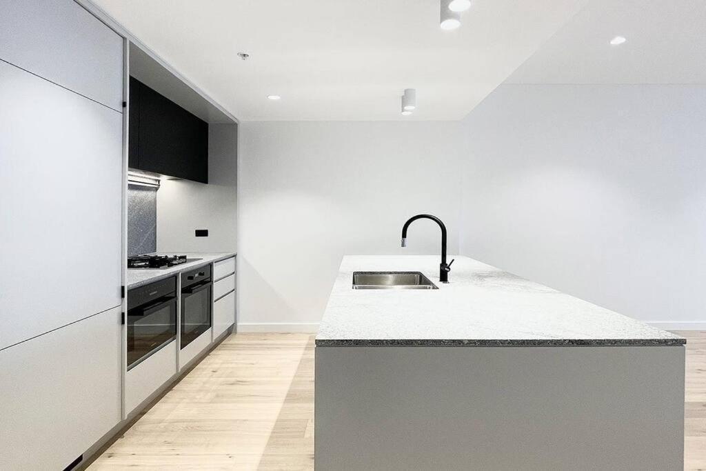 Wow New Gorgeous 2 Bed 2 Bath Parking * Sydney