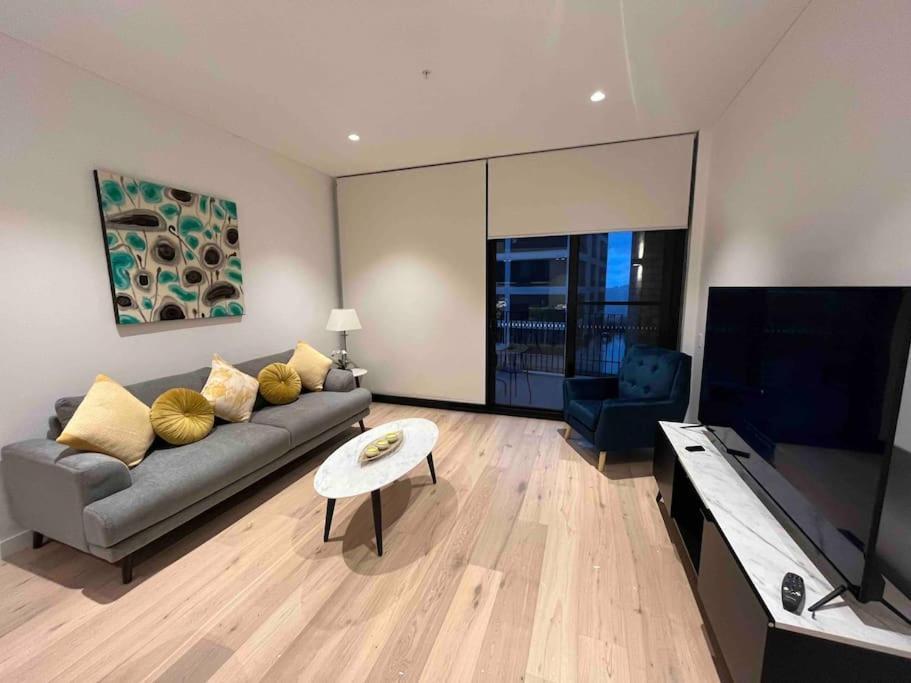 Wow New Gorgeous 2 Bed 2 Bath Parking Apartment *