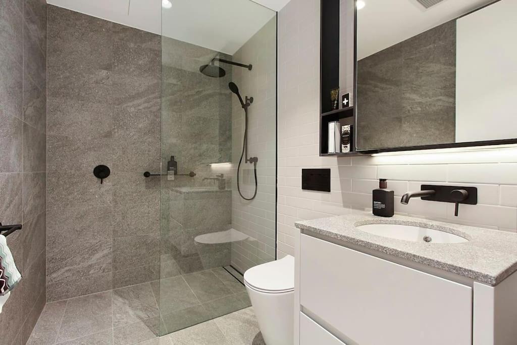 Wow New Gorgeous 2 Bed 2 Bath Parking *