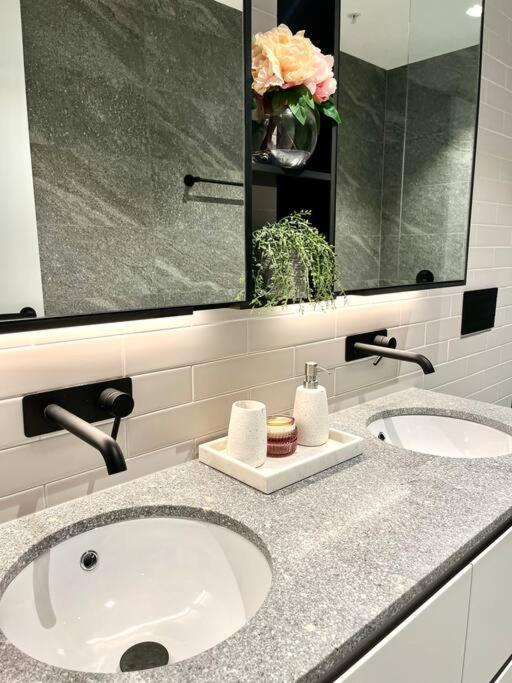 Wow New Gorgeous 2 Bed 2 Bath Parking Sydney