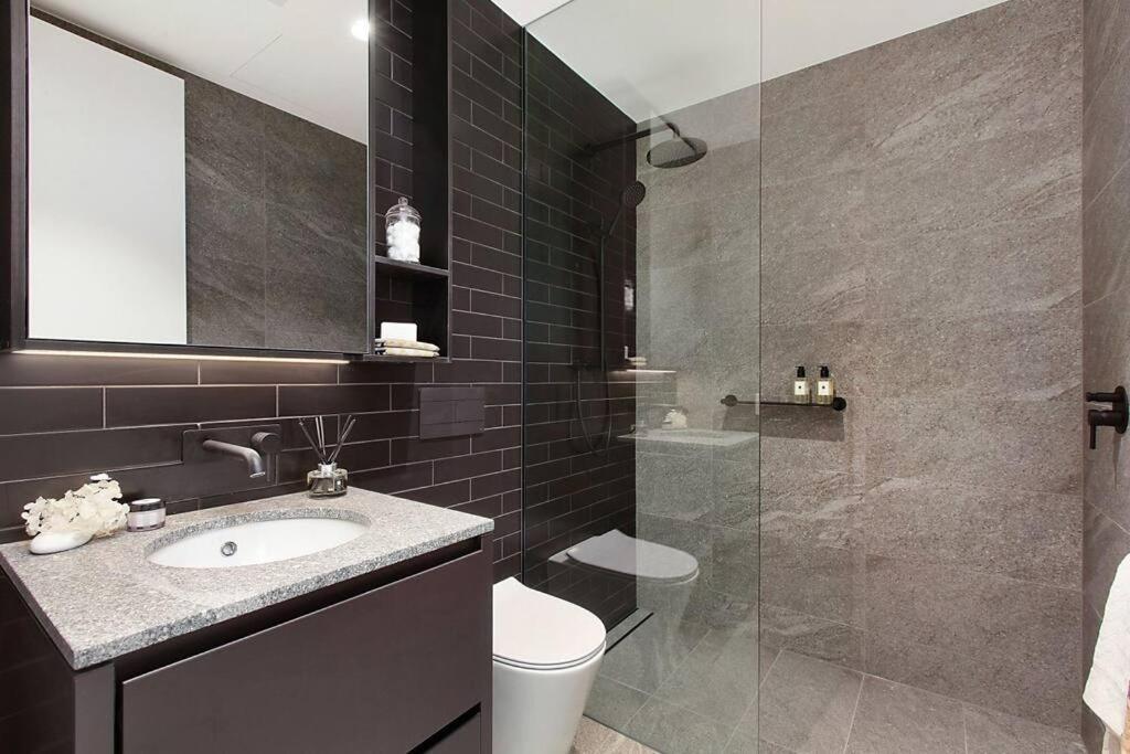 Wow New Gorgeous 2 Bed 2 Bath Parking *